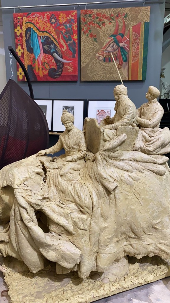 Работа скульптора Александра Рябичева на фоне работ Даниэлы