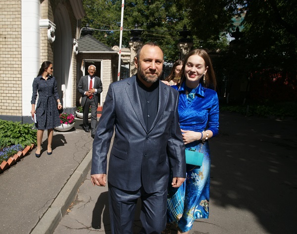 Скульптор Александр Рябичев с дочерью Даниэлой Посольство Республики Индия в России 14 августа 2015 г. Накануне праздника День Независимости