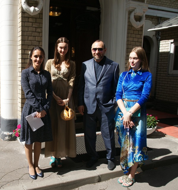 Рябичевы Александр, Даниэла, София с секретарем Посольства Зейнаб