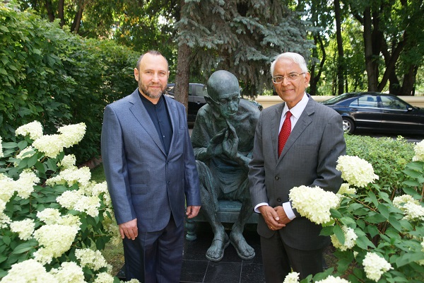 Чрезвычайный и Полномочный посол Республики Индия в России господин Пунди Шринивасан Рагхаван скульптор Александр Рябичев