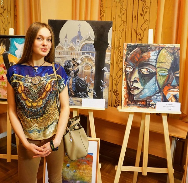 Даниэла Рябичева на выставке "С любовью к миру" в Дипломатической Академии на фоне своей работы